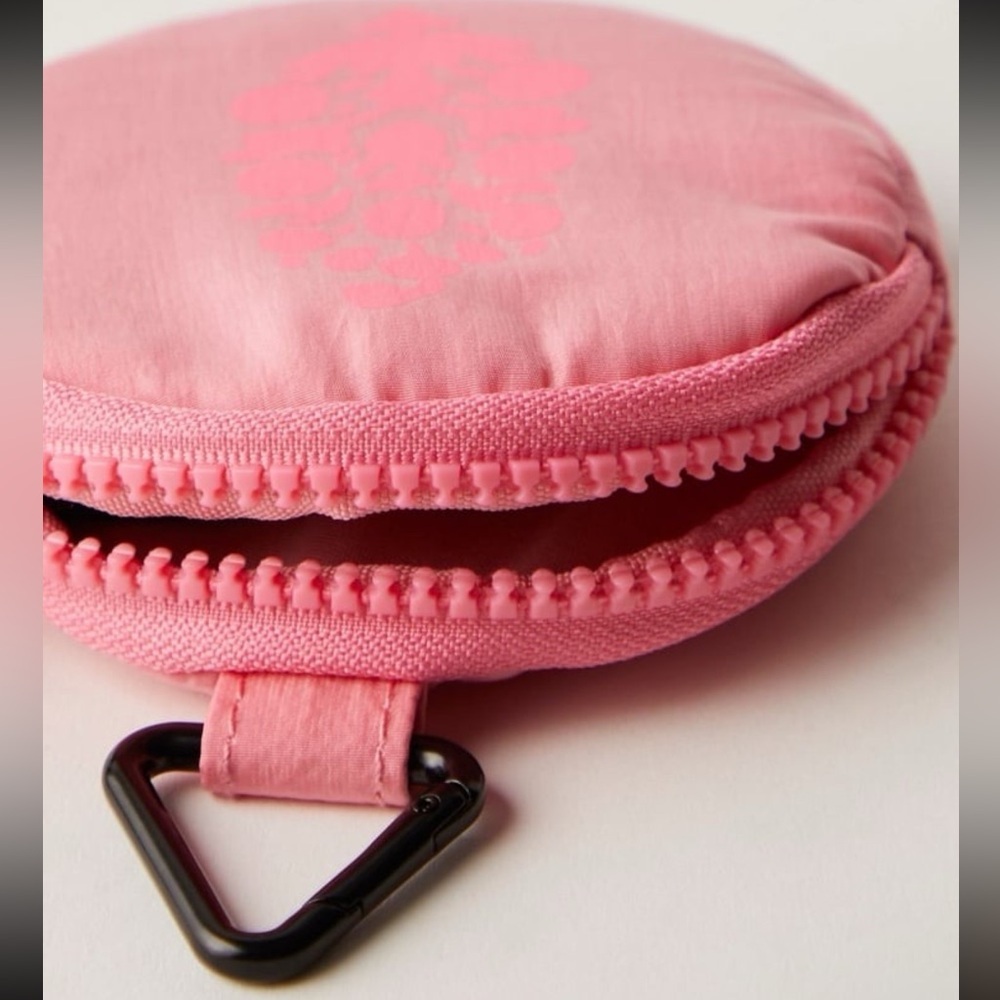 NWOT FREE PEOPLE FP ESSENTIALS ONLY Pink ROSE Round Pouch with Clip - Picture 3 of 3